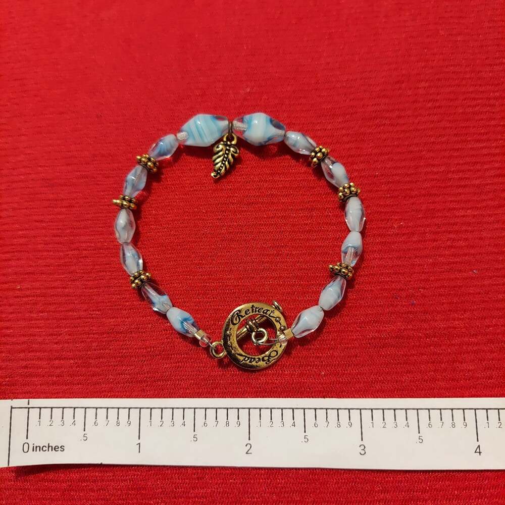 Bead Retreat Leaf Charm Gold Tone and Blue Beads 7" Bracelet
